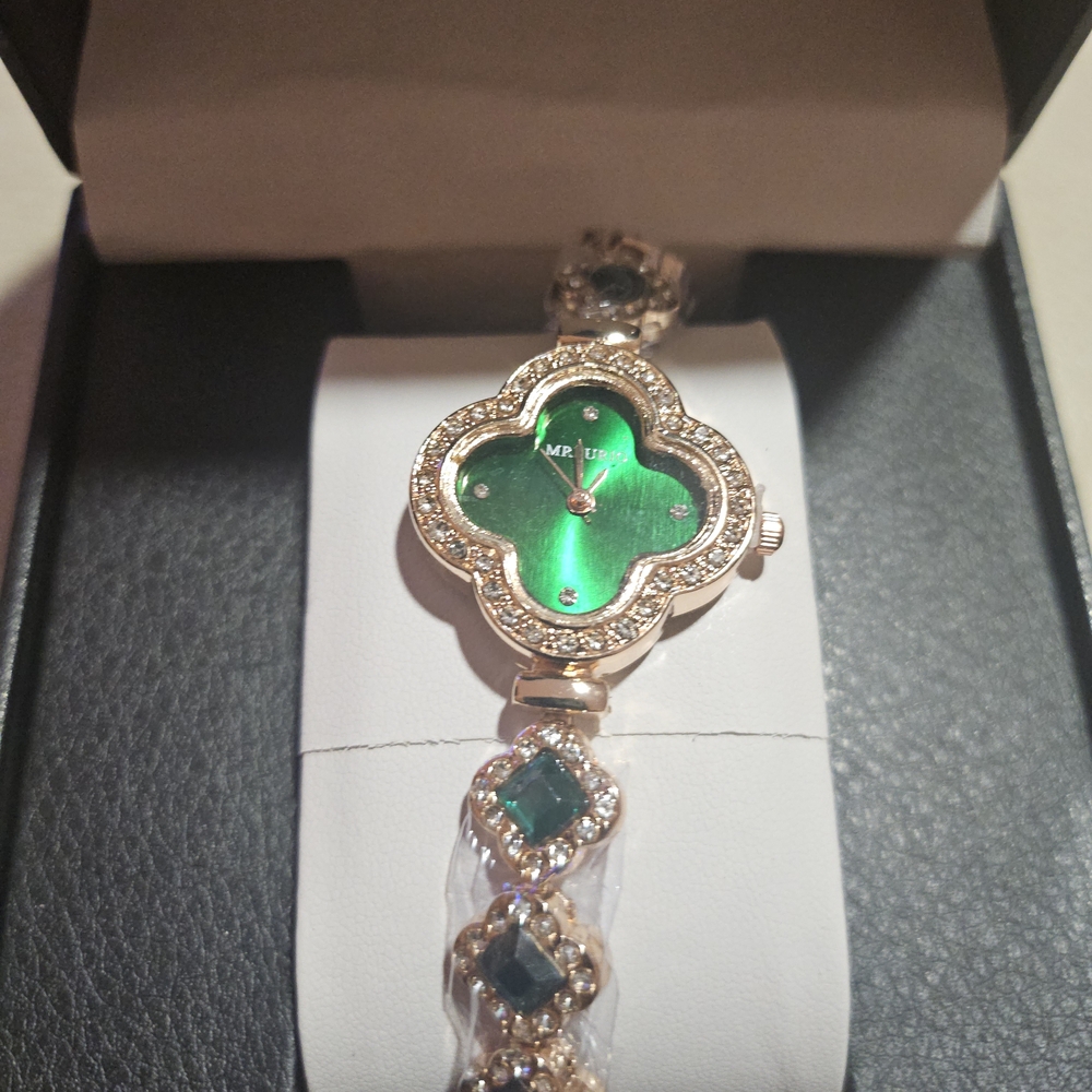 Luxurious Green and Gold Women's Bracelet Watch